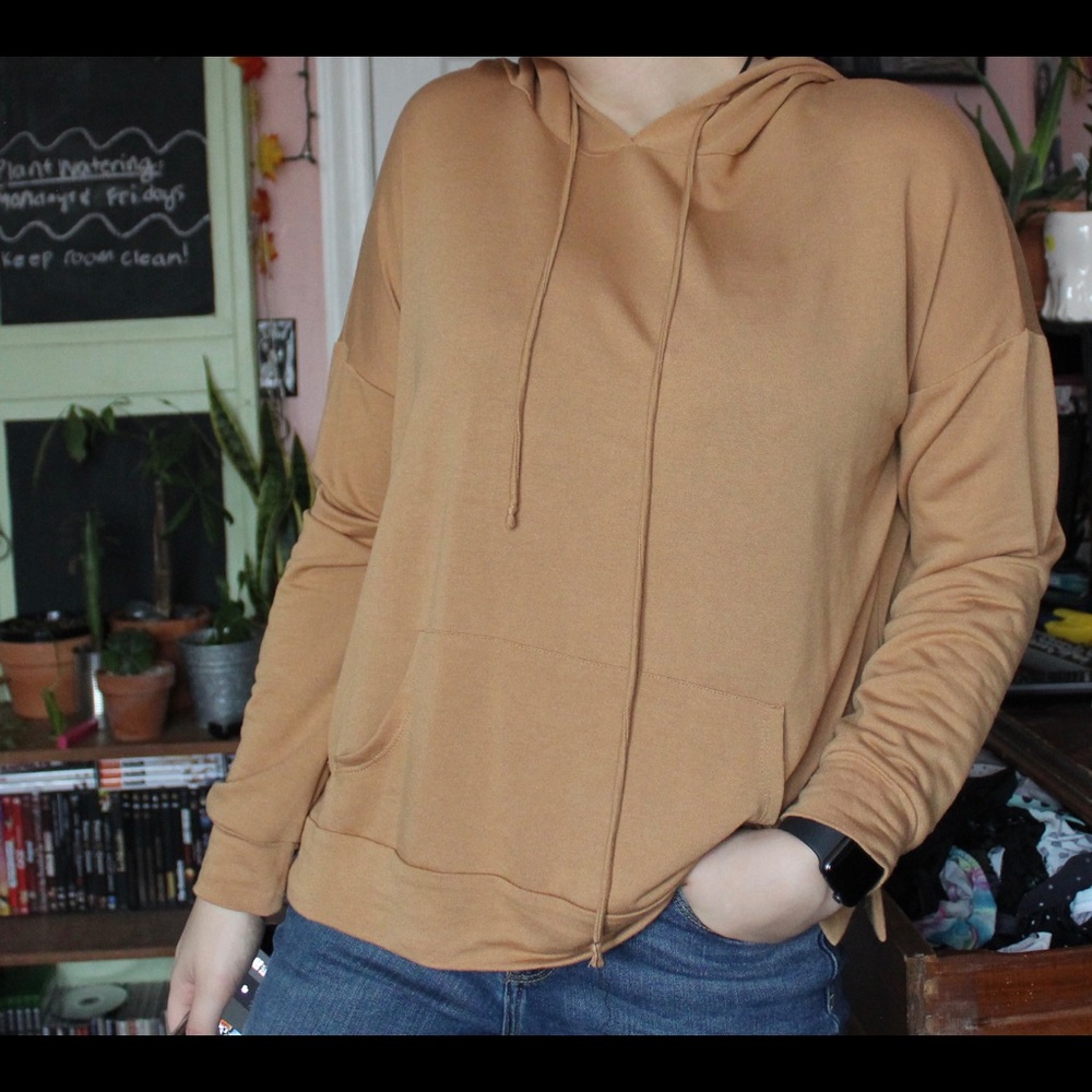 🤩🤩Light tan colored hoodie shirt from Tresics